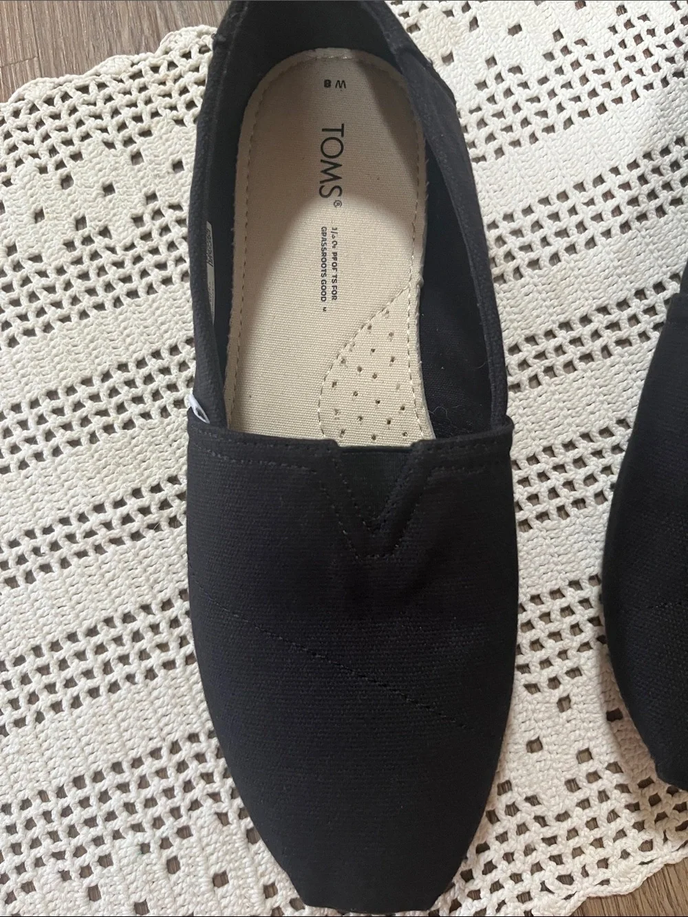 Toms women’s Slip-On Sneakers in Black size 8 NWOB